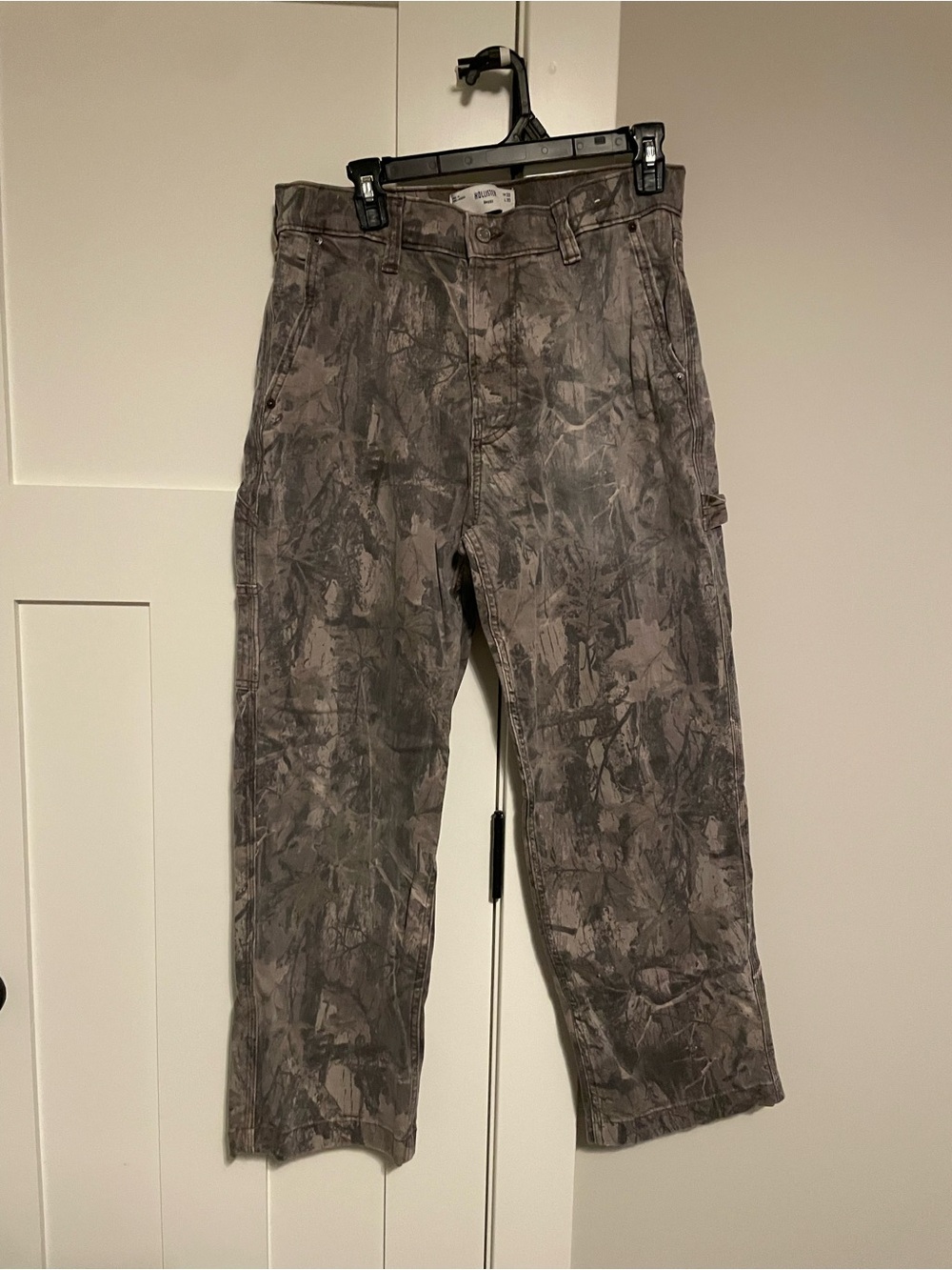 Hollister Men's Gray Camouflage-Pattern Cargo Pants